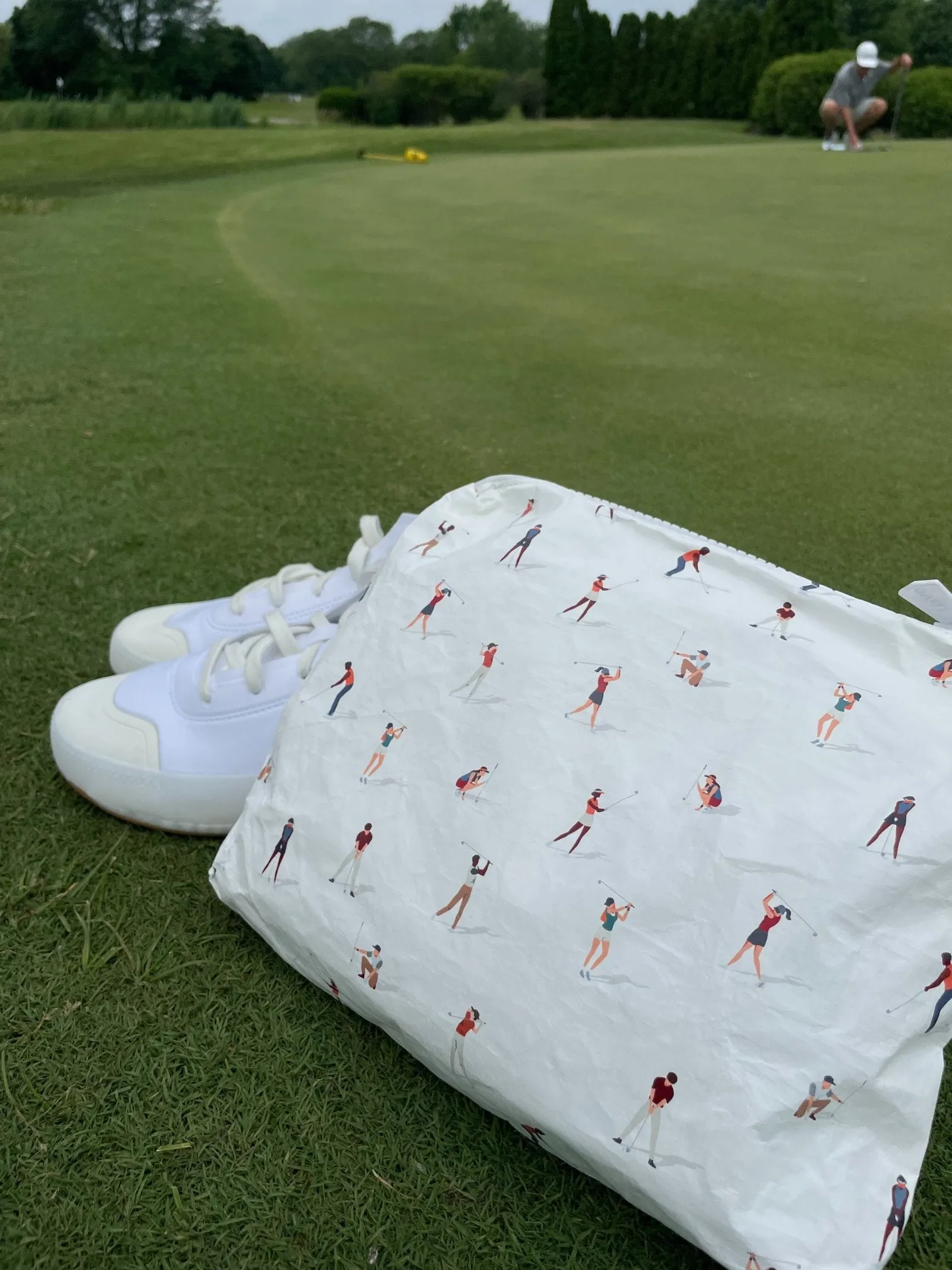 Medium Zipper Pack in Golfers on the Green